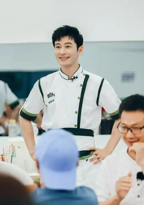 只是为了扮演角色,最近黄晓明的肚子因为他胖得像个球而登上了热搜