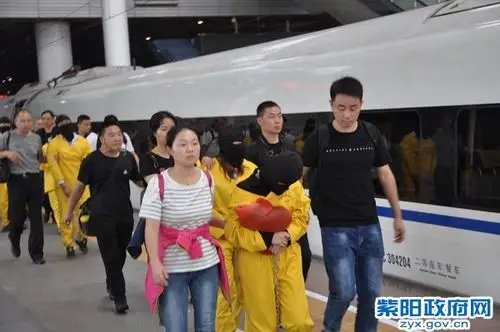 紫阳:"8.15"网络电信诈骗案15名主犯被押解回紫