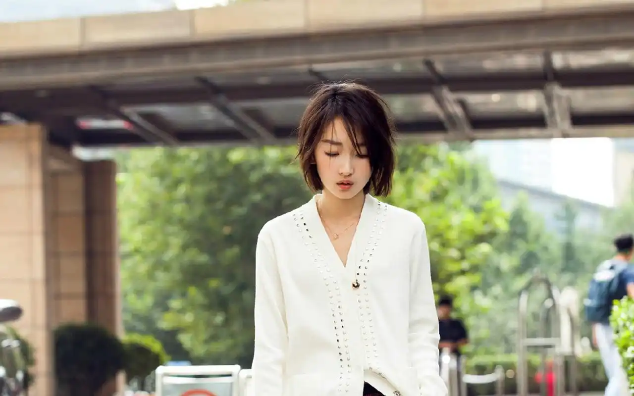 > 周冬雨帅气简约街拍图片桌面壁纸(1920×1200)