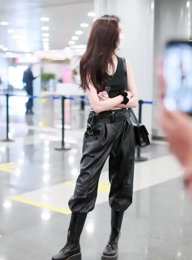 宋妍霏机场私服帅炸街黑色背心皮裤搭配高帮靴性感又帅气