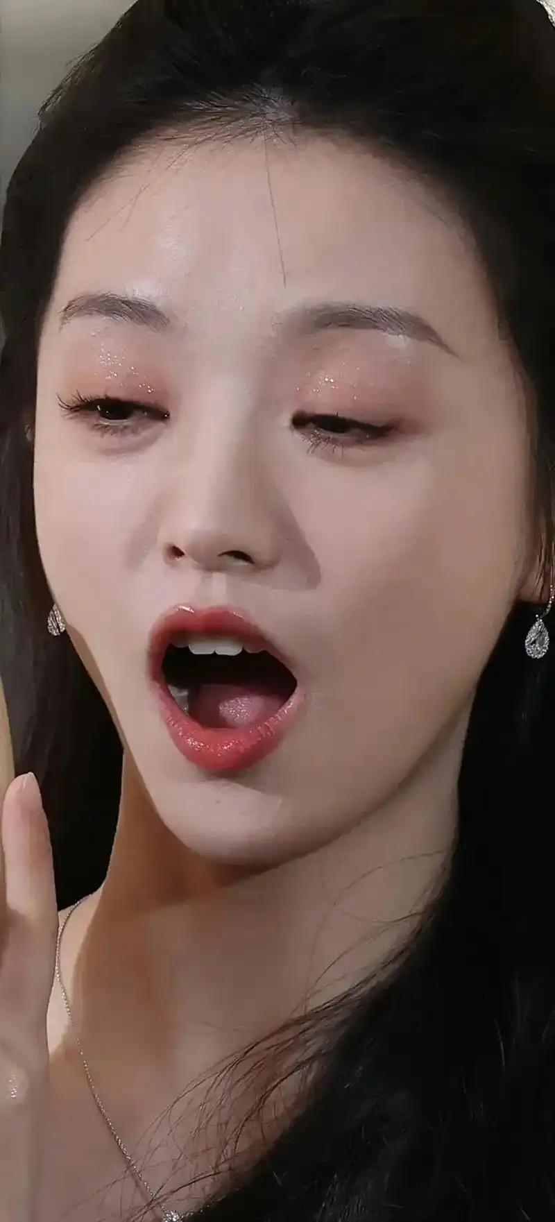 田曦薇这个嘴唇和牙齿好漂亮啊.