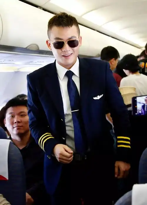 《中国机长》9800米举办"万里高空首映礼"_欧豪