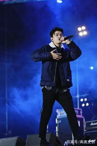 关注"南奥文创"新浪微博,满舒克独家签名海报等你拿!