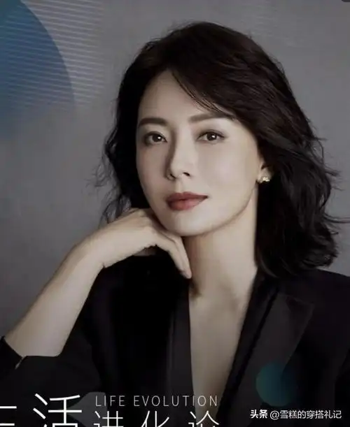 这才是最适合中年女人的发型齐耳卷发瞧陈数就知道有多美