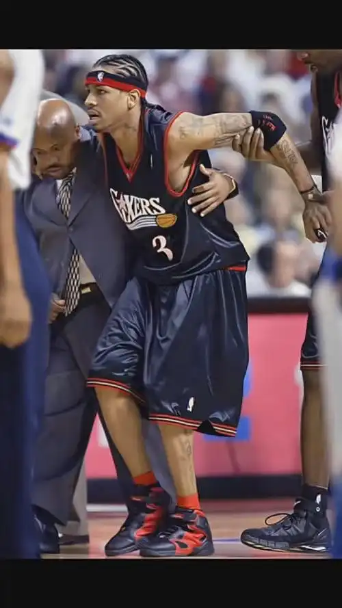 04—05赛季,艾弗森跟腱受伤,从此速度慢慢下滑,02赛季就已是一身伤病