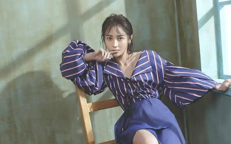 恋爱中的女人果然最美,看姚笛近期的穿搭就能知道_衬衣_气质_姑娘