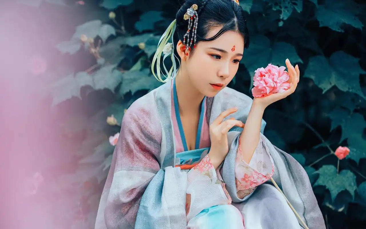 小编为大家带来一组古风汉服美女写真图片桌面壁纸.