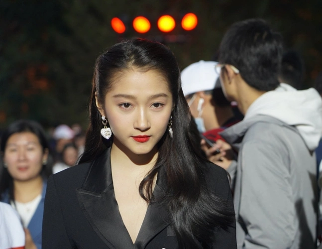 有特别多喜欢和支持她的粉丝,关晓彤去参加了北电校庆 ,关晓彤现在别