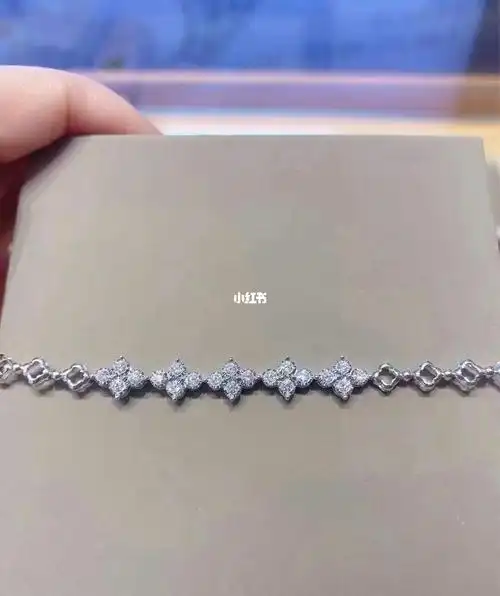谢瑞麟四叶草白金钻石手链