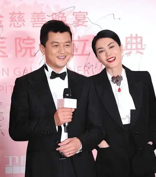 李亚鹏让女儿出面,旁敲侧击想找王菲借钱,王菲却没有惯着李亚鹏