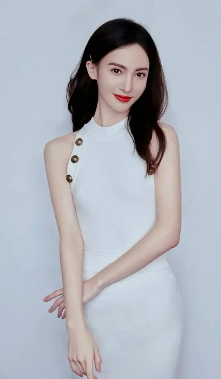 金晨为了饰演荷官,专门去不少网站观摩学习,她还和同事跑去国外赌场