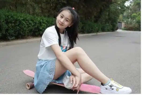 田亮晒女儿近照,森碟穿露脐装卖萌,高挑漂亮时尚感爆棚