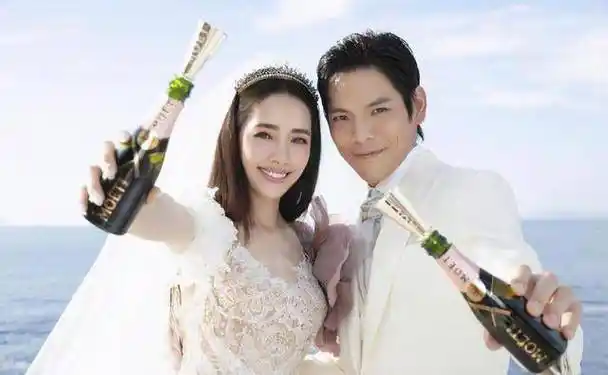 原创10分钟问答萧亚轩和男友恩爱糖纸被揭看到包裹下的狼藉