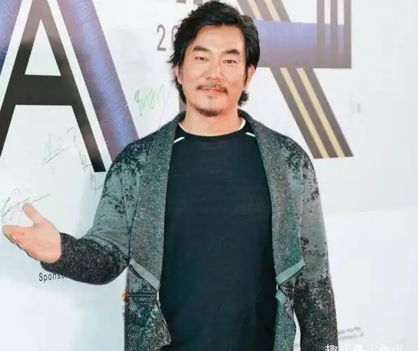 55岁任贤齐双颊凹陷显苍老,室内跑2万步,曾为拍戏暴肥得双高_隔离