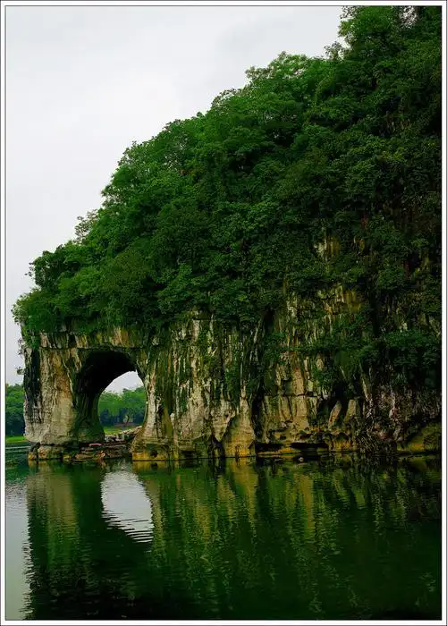 桂林象鼻山铜像