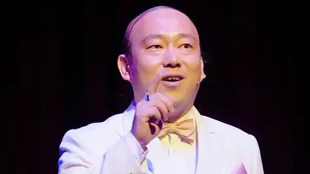 分手大师:唐大师演讲出场方式特别,表演仙女下凡