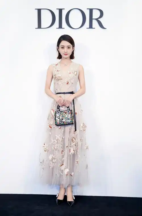 赵丽颖短发的样子比较端庄优雅,身上穿着一袭来自迪奥的高定制礼服,深