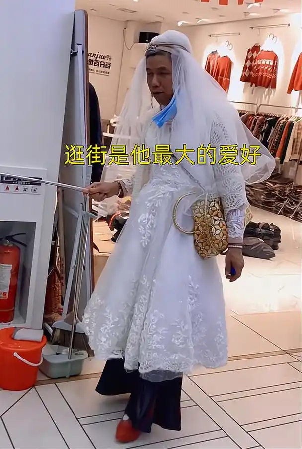 男人穿裙子逛街,无所畏惧,"赚到300万,就这样吧"