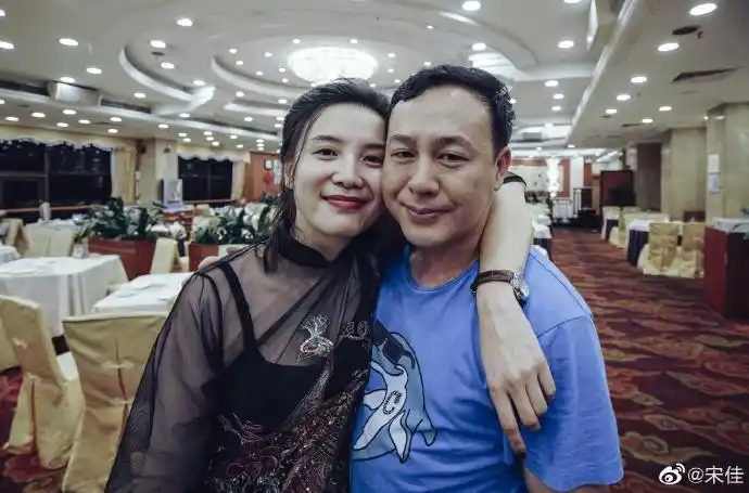 小宋佳近照太颓废头发油腻法令纹深搂两男子吞云吐雾