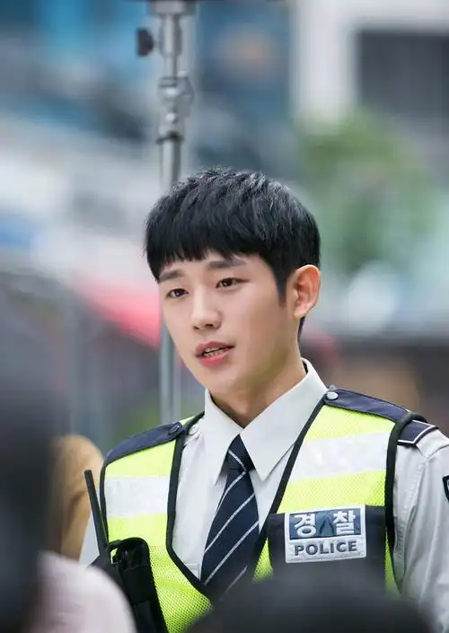 丁海寅当你沉睡时帅气警服剧照图片