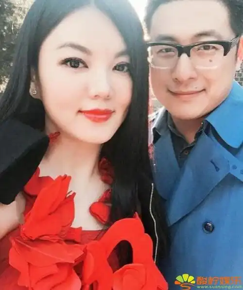 李湘一家三口米兰秀场晒幸福 性感红裙与老公恩爱自拍