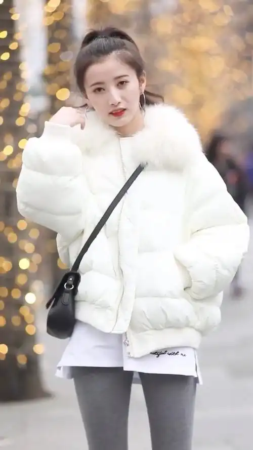 高马尾的小姐姐的确看上去很活泼呢