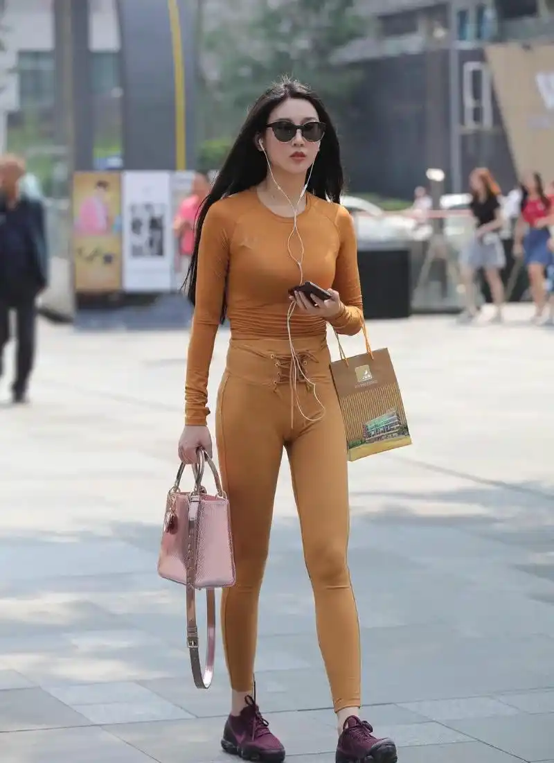 逛街的"无痕液体裤"女孩,吸引目光在所难免!