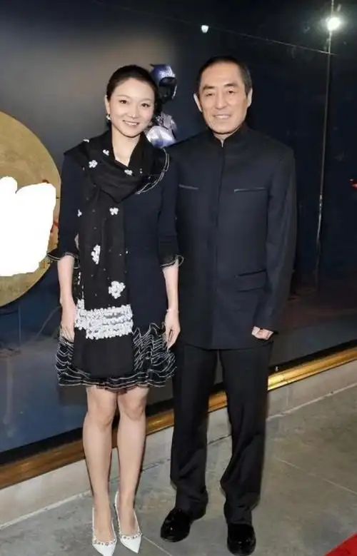 陈婷晒18岁旧照引热议穿搭朴素却有种淳朴的野生美