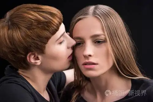 女人脸颊上的亲吻女友