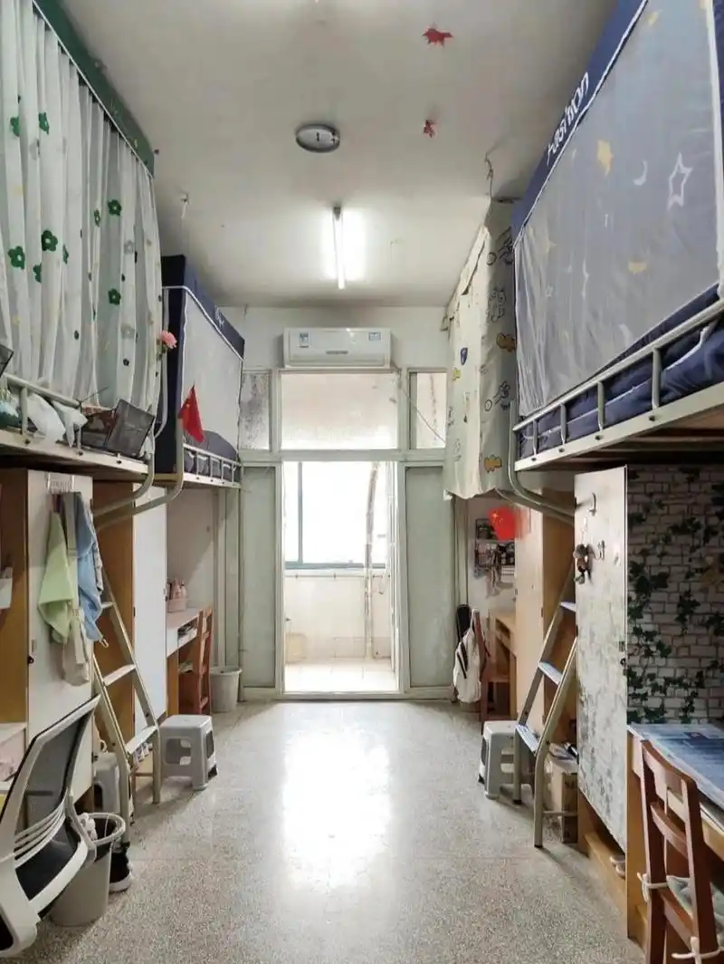 西区女生宿舍是梅苑,男生宿舍是竹苑. 寝室分为四人,五人,六人间.