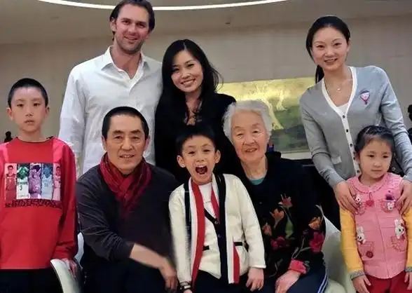 那时,张艺谋还没有成名,在插秧队里遇见了他的第一任妻子肖华.