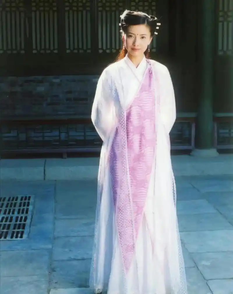 高圆圆在倚天屠龙记中饰演的周芷若最开始的定妆照居然是这样的,与剧