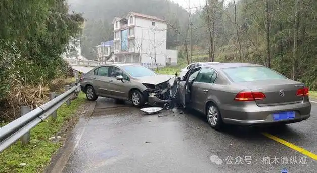 严家湾附近,发生一起两辆轿车对撞交通事故