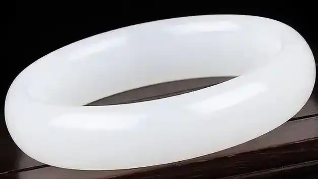 白色石英岩市场上仿冒羊脂白和田玉最多的天然玉石就是——白色石英岩