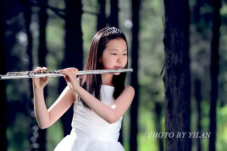 吹长笛的女孩