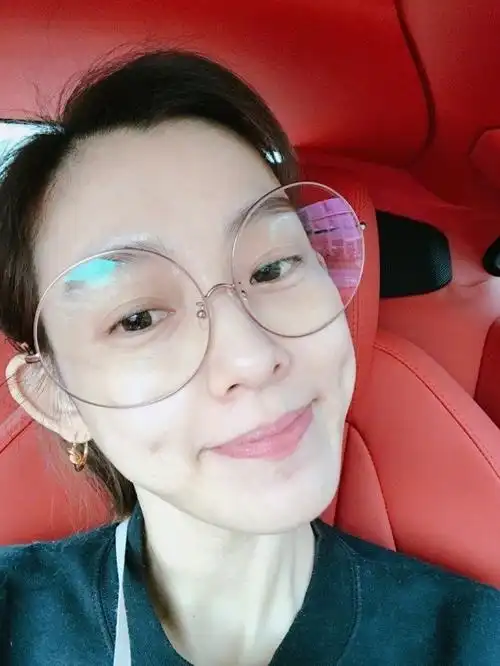 范玮琪打哈欠也自拍 后槽牙都能看见