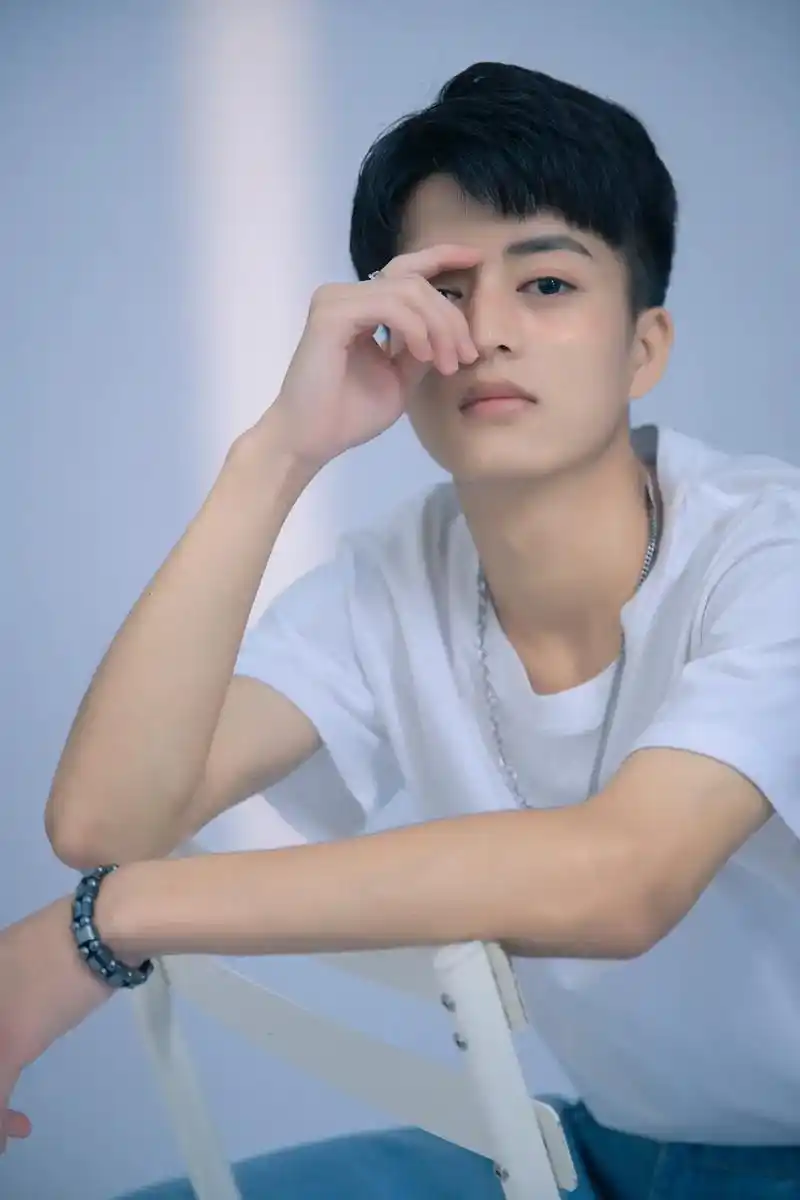 20岁张加福 少年感满满# 弟弟的个人写真 - 抖音