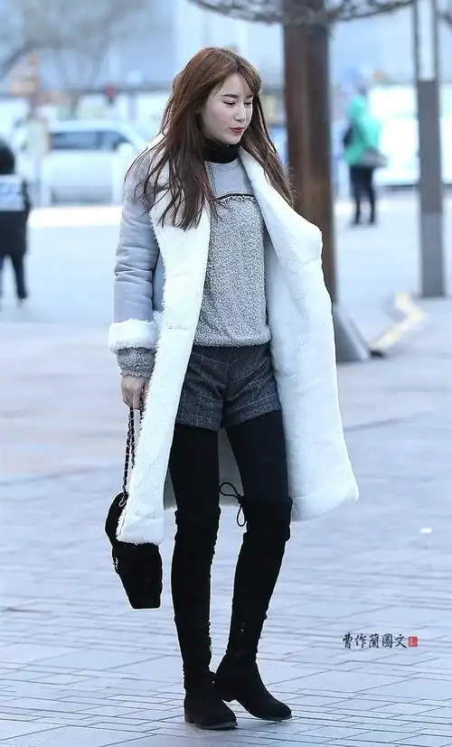街拍:让人眼前一亮的冬季短裤美女__财经头条