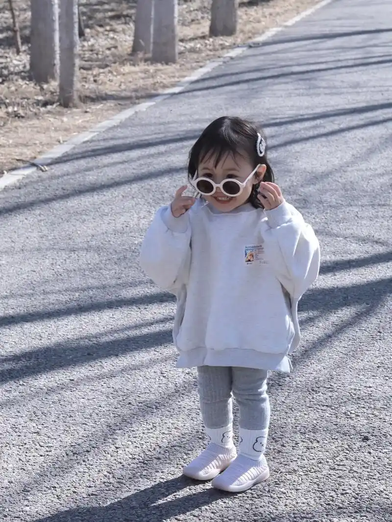 这小女孩也太搞怪97了叭~叮咚 你的治愈女孩来啦~ #萌宝宝 - 抖音