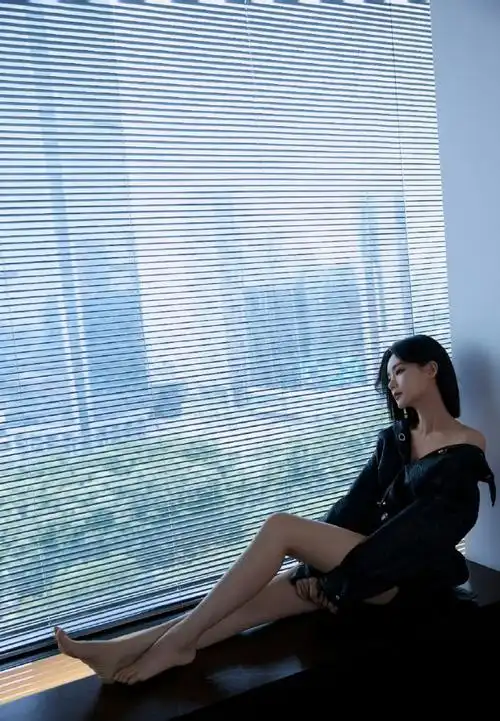 不管全身还是怼脸拍都一样美!#李一桐玫瑰花暗黑系照片