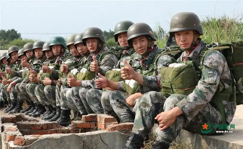 精准着陆全纪录!看第73集团军1400名特战官兵伞降训练