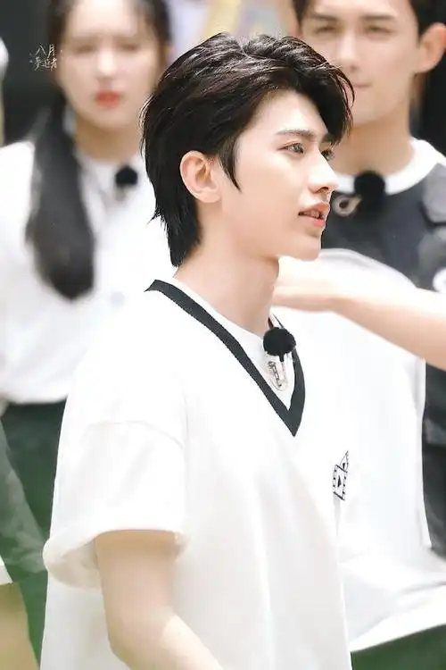 燕尾服长腿王子和校草学长我都要了~蔡徐坤《奔跑吧》杭州路透美颜
