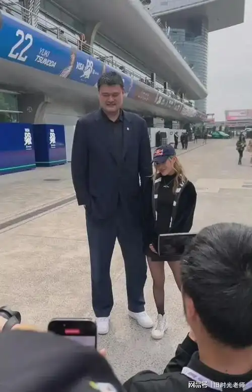 谷爱凌和姚明亮相赛车活动,两人这身高差太萌了,画面好有冲击力