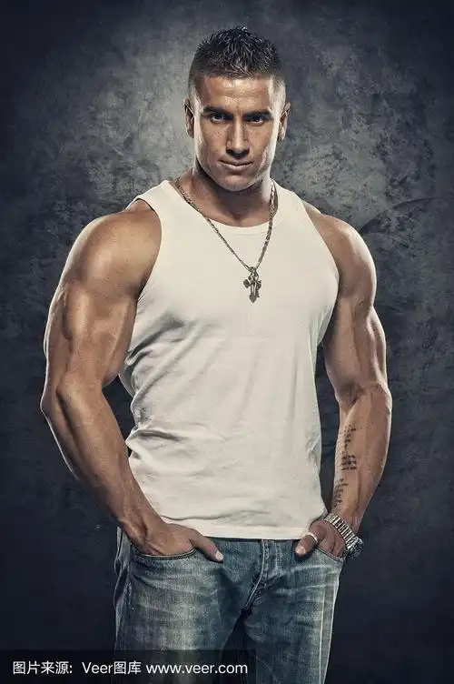 英俊的肌肉发达的男人