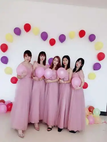 来看看我们伴娘团,这身材好得好得没话说