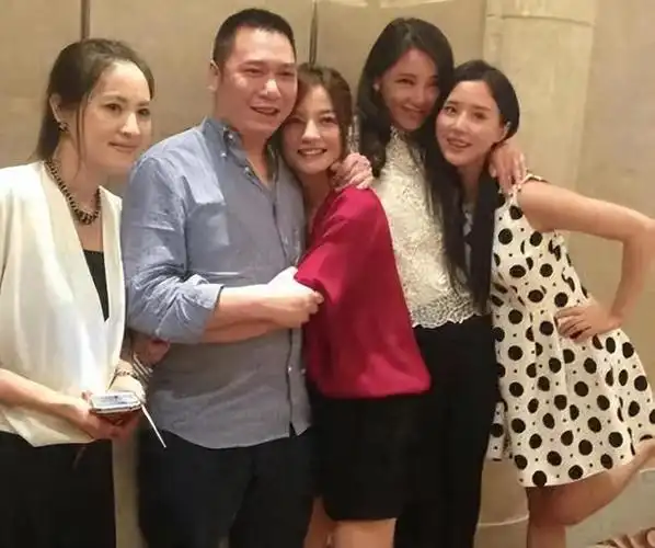 曝黄有龙父亲去世,赵薇夫妇俩均未现身,知情人透露更多细节|记者|娱乐