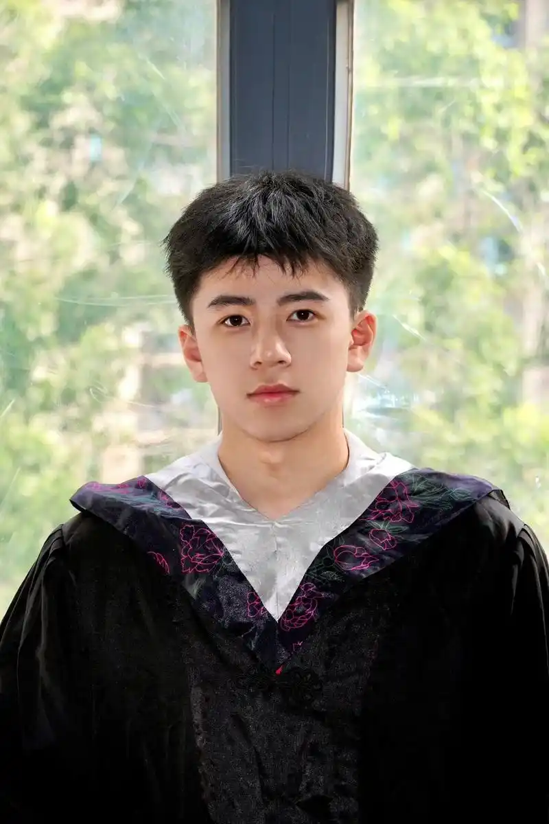 毕业快乐95.#毕业季 #男大学生 #毕业照 #校园 #镜头 - 抖音