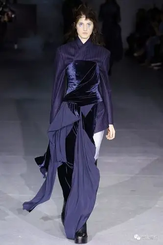 时下流行元素与朋克风的结合▽masha ma fall 2017戏剧化的日式朋克▽