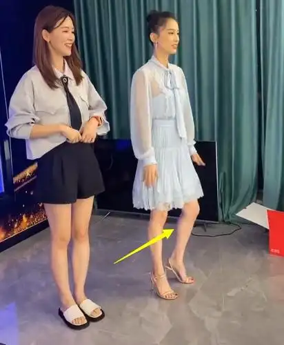 黄圣依直播跳舞,侧面看谁注意她的小腿?我再也不羡慕细腿了