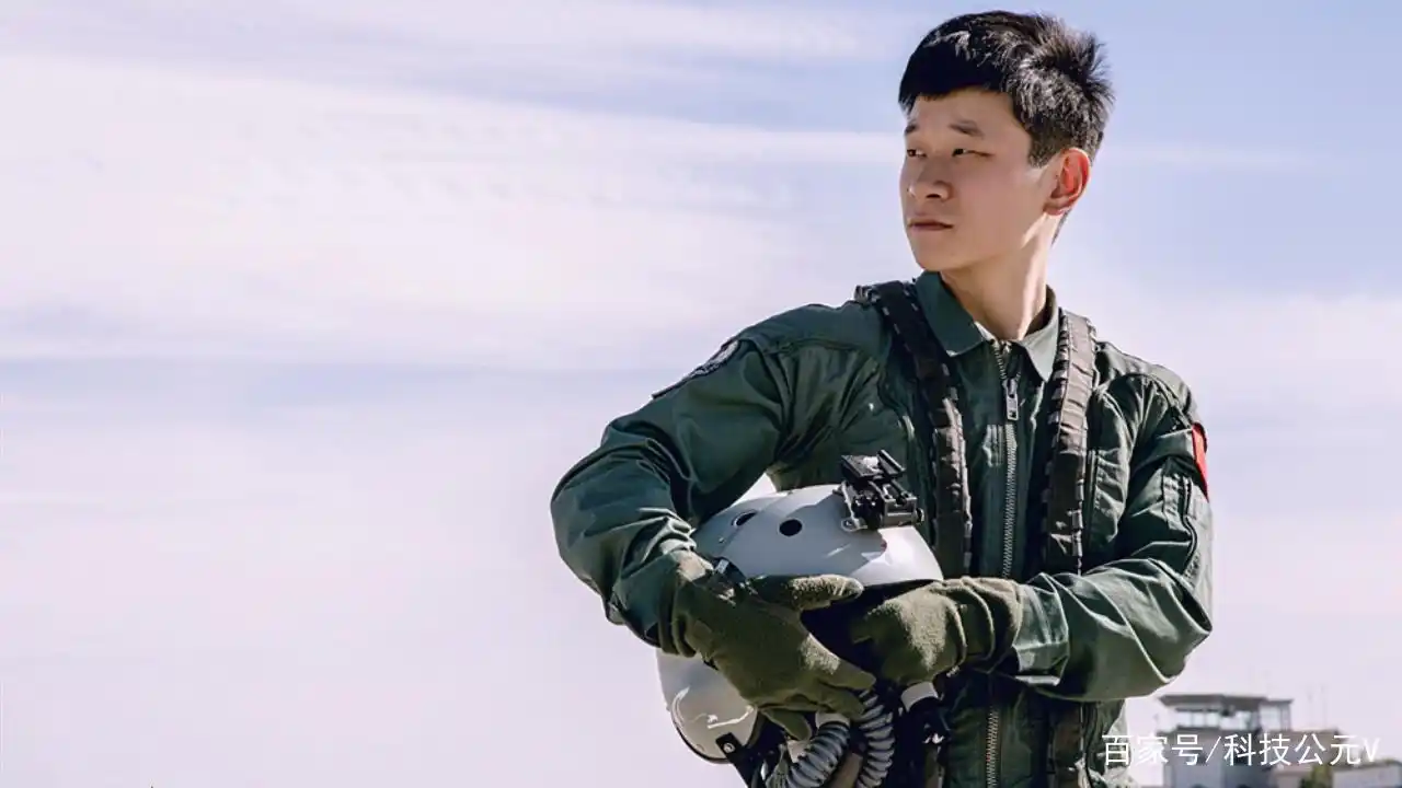 中国空军换新装!17式飞行服霸气来袭,飞行员的"生命保护神"!